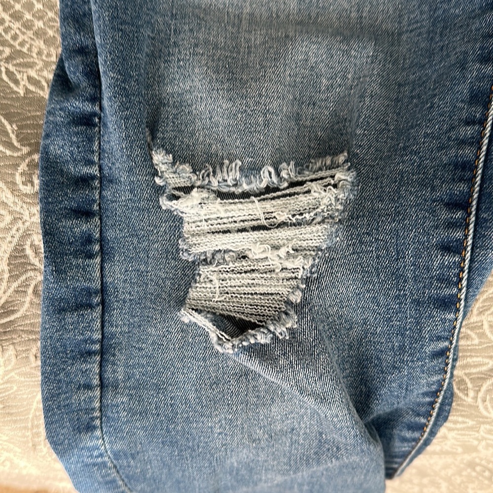 Distressed skinny jeans - Picture 2 of 5